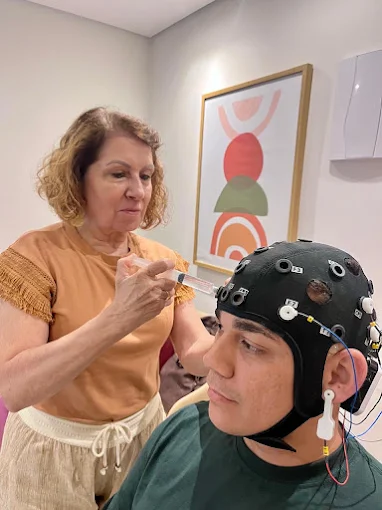Dra. Leila Cristina aplicando neuromodulação não invasiva em um paciente